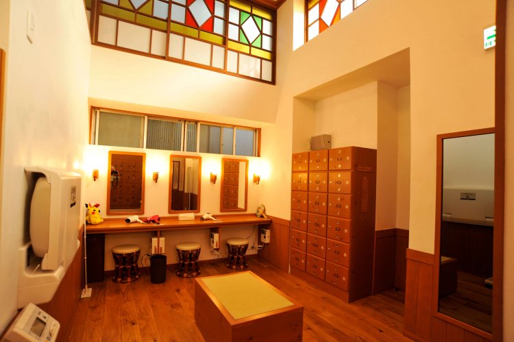 西蒲田の『はすぬま温泉』。漆喰や木など、天然素材を使用した脱衣室。女性脱衣室にはメイク落としも用意されている。