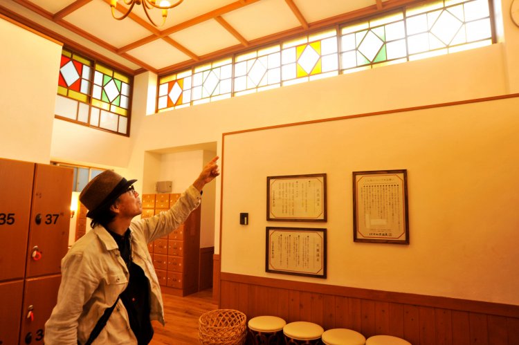 漆喰壁やステンドグラスなどを説明する町田氏