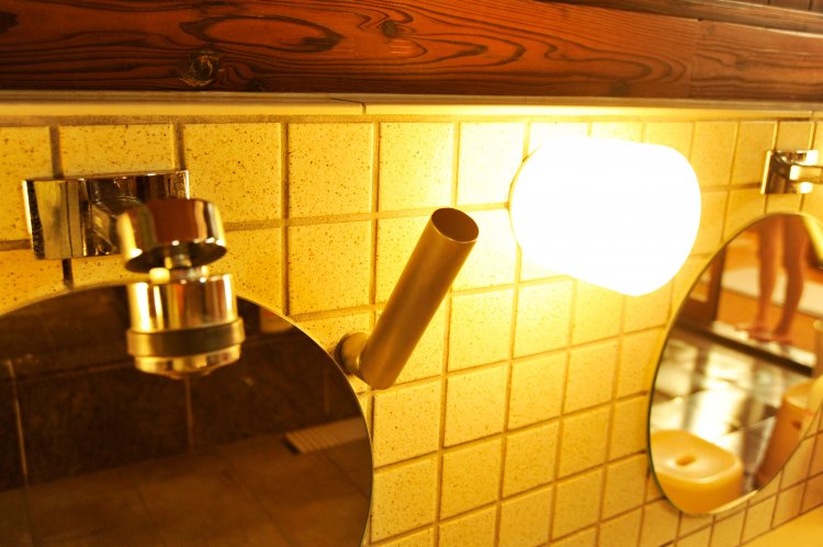 蛇口の横には、立ち上がる際につかまれる棒を設置するなど、心配りがうれしい。