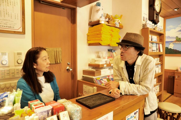 女将の近藤美枝さんと談笑する町田氏