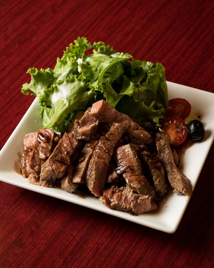 ブラックアンガス種を使った牛肩ロースのグリル タリアータ1400円など、フードも充実。