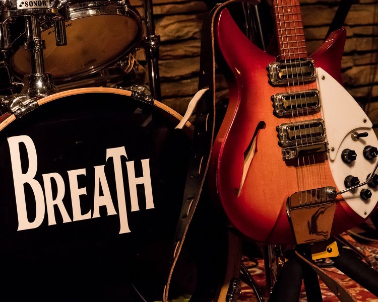 見れば見るほど「BEATLES」に見えてくる見事なロゴマーク！