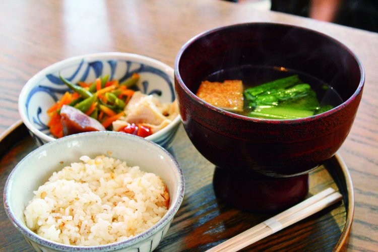 2種のソースの蒸し鶏定食。季節によってメニューが替わり、1200円程度で提供している。