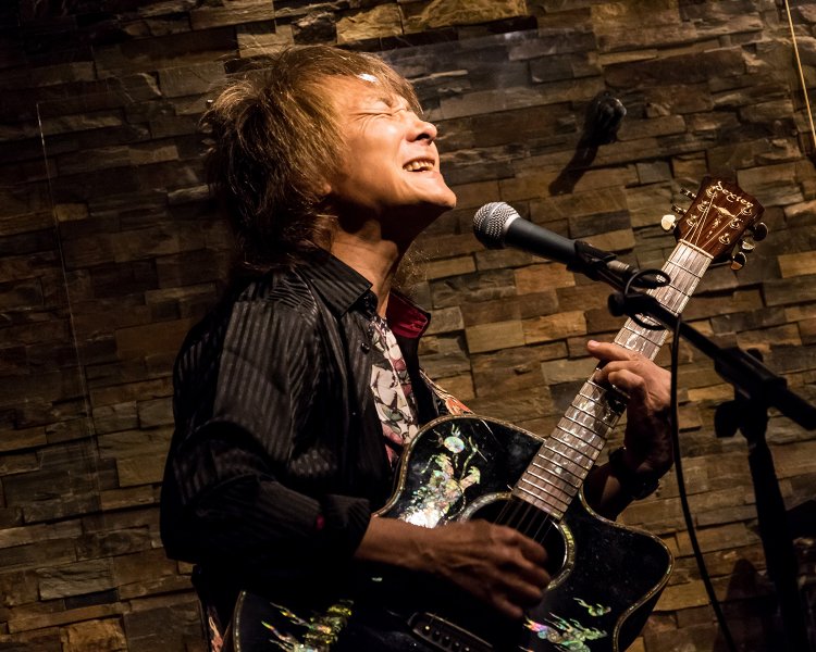 リッキーさん。ビートルズ、ジョン・レノンのソロ曲に加えて、バッドボーイズ時代のオリジナル曲「ビートルズが教えてくれた」（作詞：岡本おさみ、作曲：吉田拓郎）も披露。