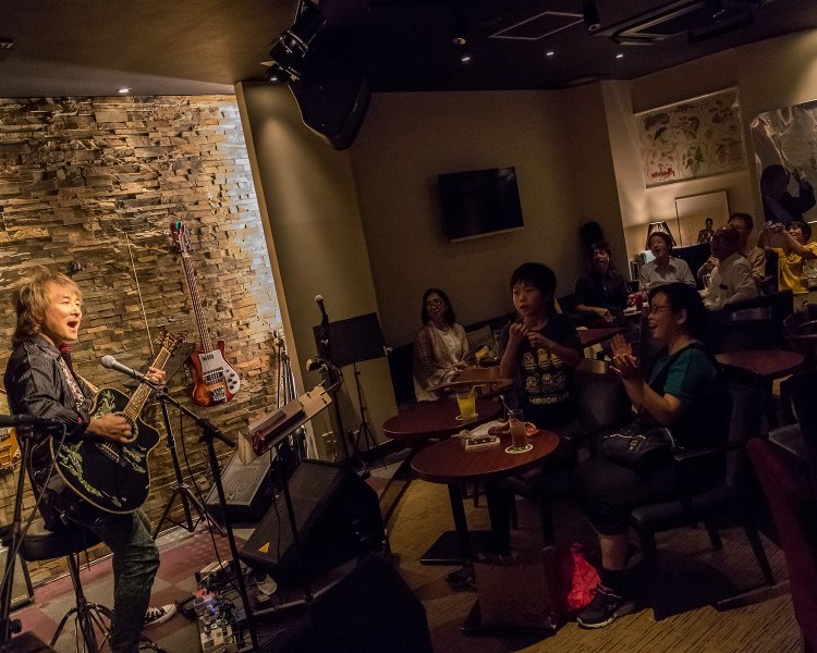 上品で贅沢な雰囲気の店内だが、演奏が始まれば自然とお客さんもビートルズを歌いだし、アットホームな空気が流れる。