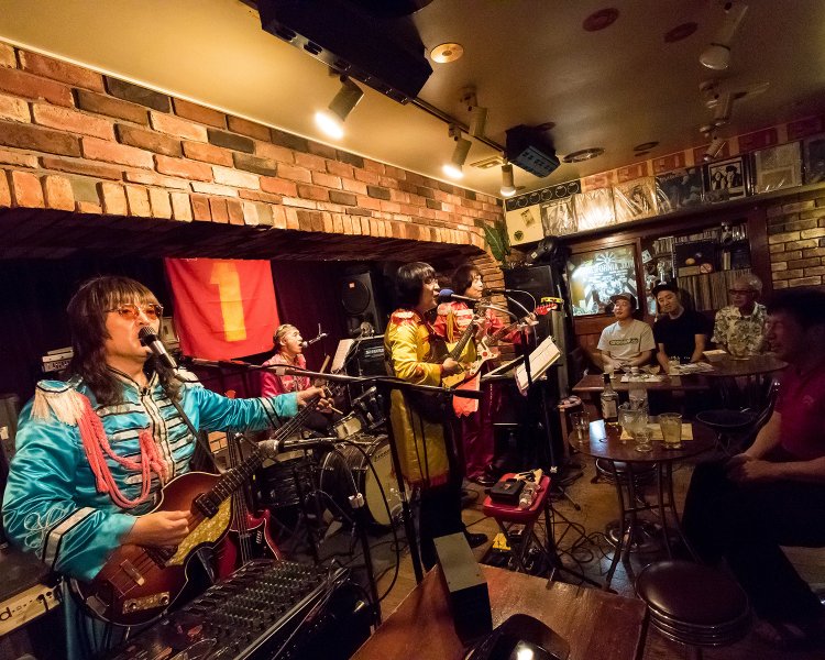 ベーシスト・パウロさんの演奏が聞けるビートルース。日本随一の実力をもつビートルズ・バンドを間近で堪能できる。