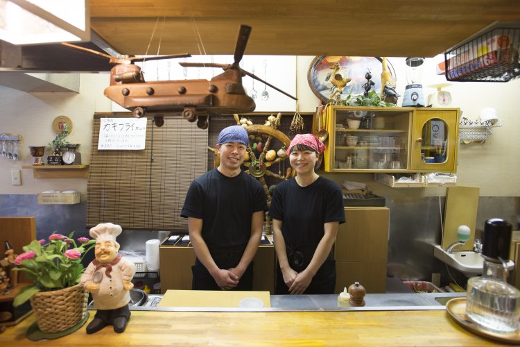 駅のジューススタンドで働いていた奥様が、この店にカレーを食べに来たことがきっかけで結婚したという仲良し夫婦。