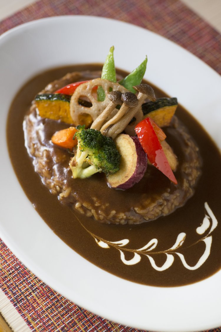 酸味が効いたフィッシュカリー1320円とインド米サフランライス500円のマリアージュ。