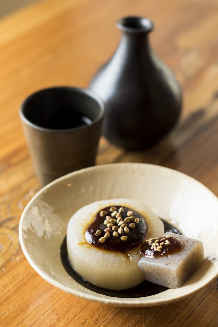 酒は磯自慢500円（90㎖）をはじめ100種あり、ちょっとしたそば前も。