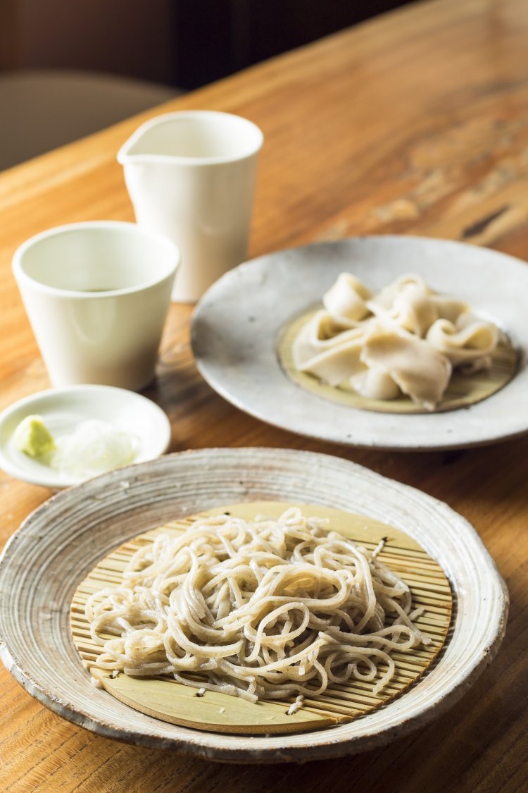 石臼手挽きのそば1100円。この日は島根県横田産のせいろと、長野県小諸産の翡翠そば平打ちを選択。絶品！