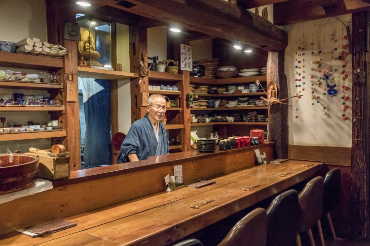 カウンターでは店主・潮さんの仕事ぶりもうかがえる。