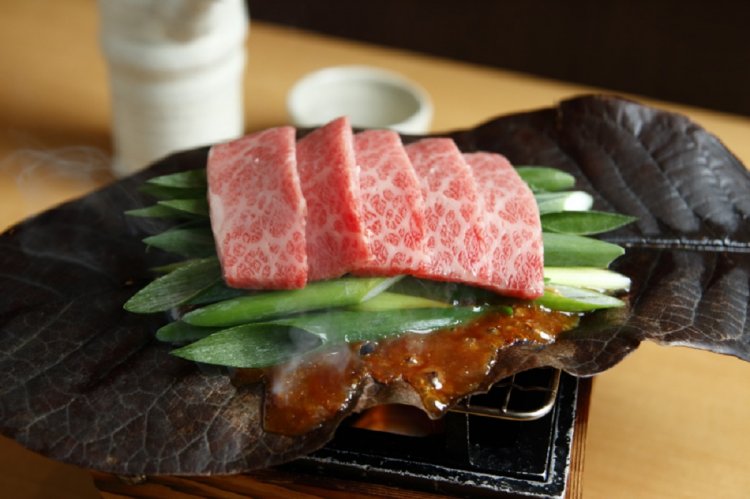 奥牛肉の朴葉焼き。牛のリブロースを九条ネギとともに焼く。朴葉味噌の風味が後引く味わい。日本酒は半合400円～。