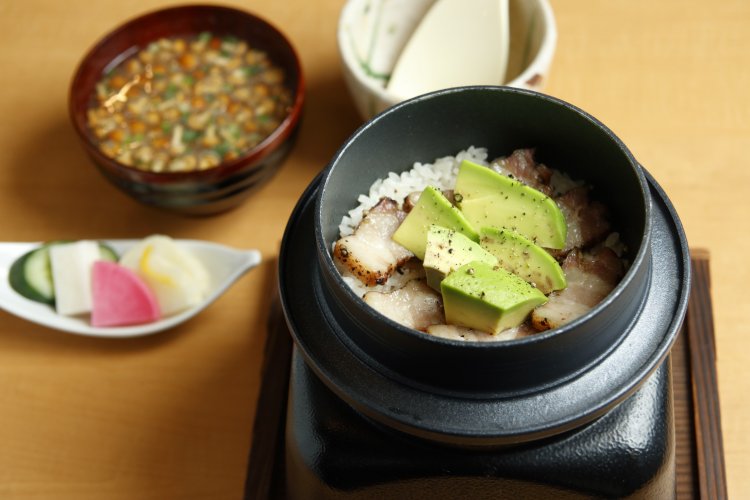 自家製ベーコンとアボカドの釜飯1600円。釜飯メニューは全14種類。