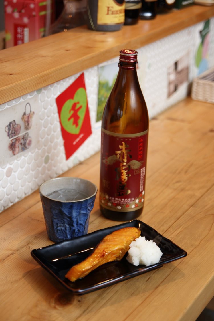 銀鮭西京漬け880円。焼酎は500円～。築地から仕入れた銀鮭はふんわりと焼かれ、酒のアテにピッタリだ。