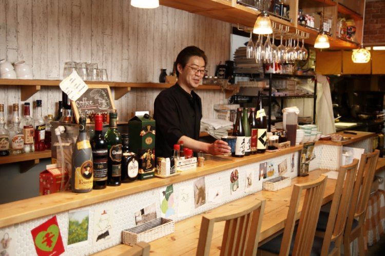 伊藤さん。店内にはテーブル席も。