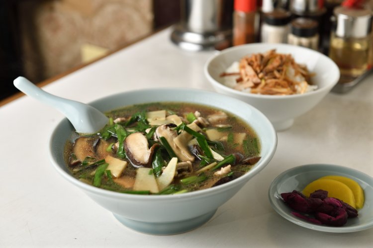 出汁の旨味たっぷりの、にらしいたけ麺900円と最強サイドメニューぶためし400円。