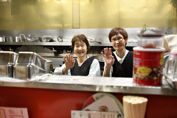 元気にこの繁盛店を切り盛りするのは栗原さだ子さん（左）と、久保園和子さん。