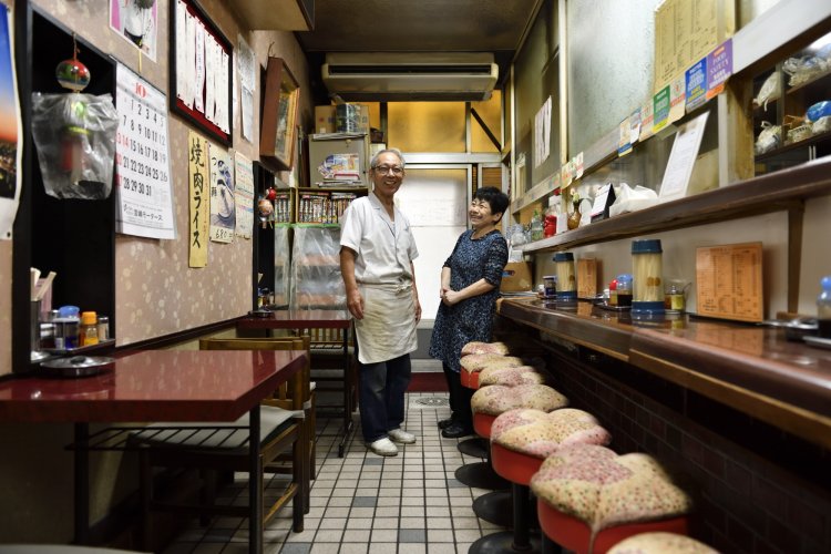 實さんと輝子さんの二人はいつも明るい笑顔。今日も元気に営業中！
