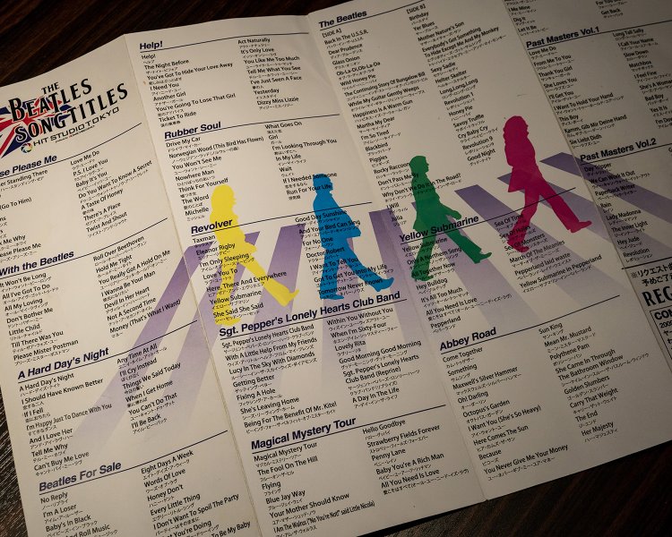 客席に置いてあるリクエスト曲リスト。バンドは客席の雰囲気に合わせて臨機応変に選曲する。