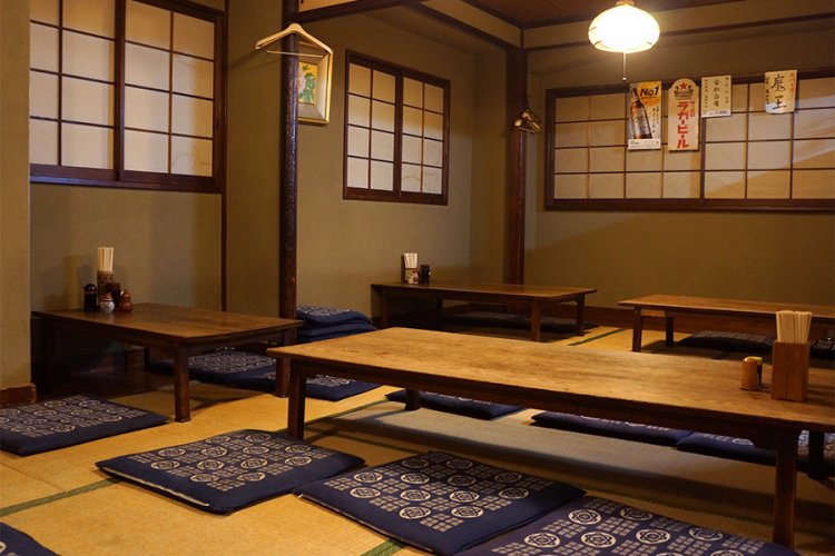 店内は広く、座敷席も完備