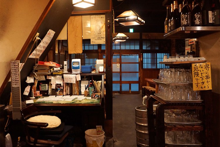 店内中央にある帳場の味わいがまたいい