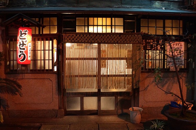 それではのれんをくぐり、店内へ