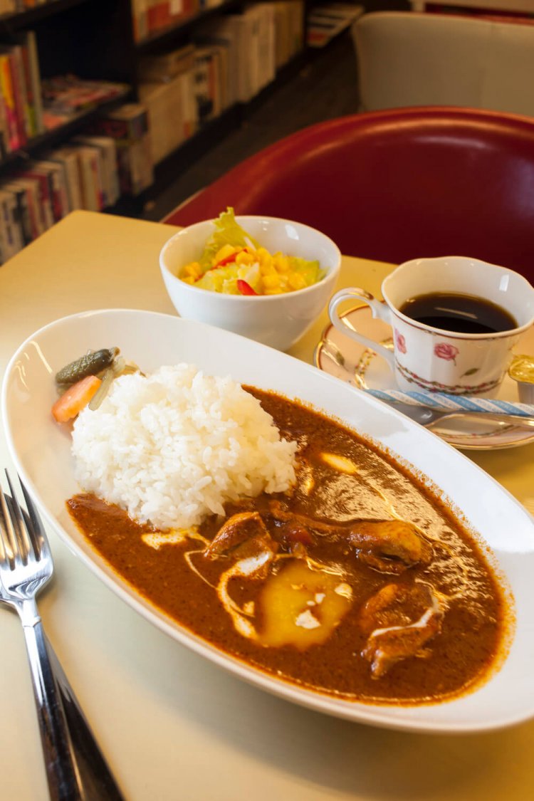 キリッとした爽やかな辛味とバターの甘みがバランスよく合わさったカレー。サラダ付き600 円。オリジナルブレンドコーヒー280円。