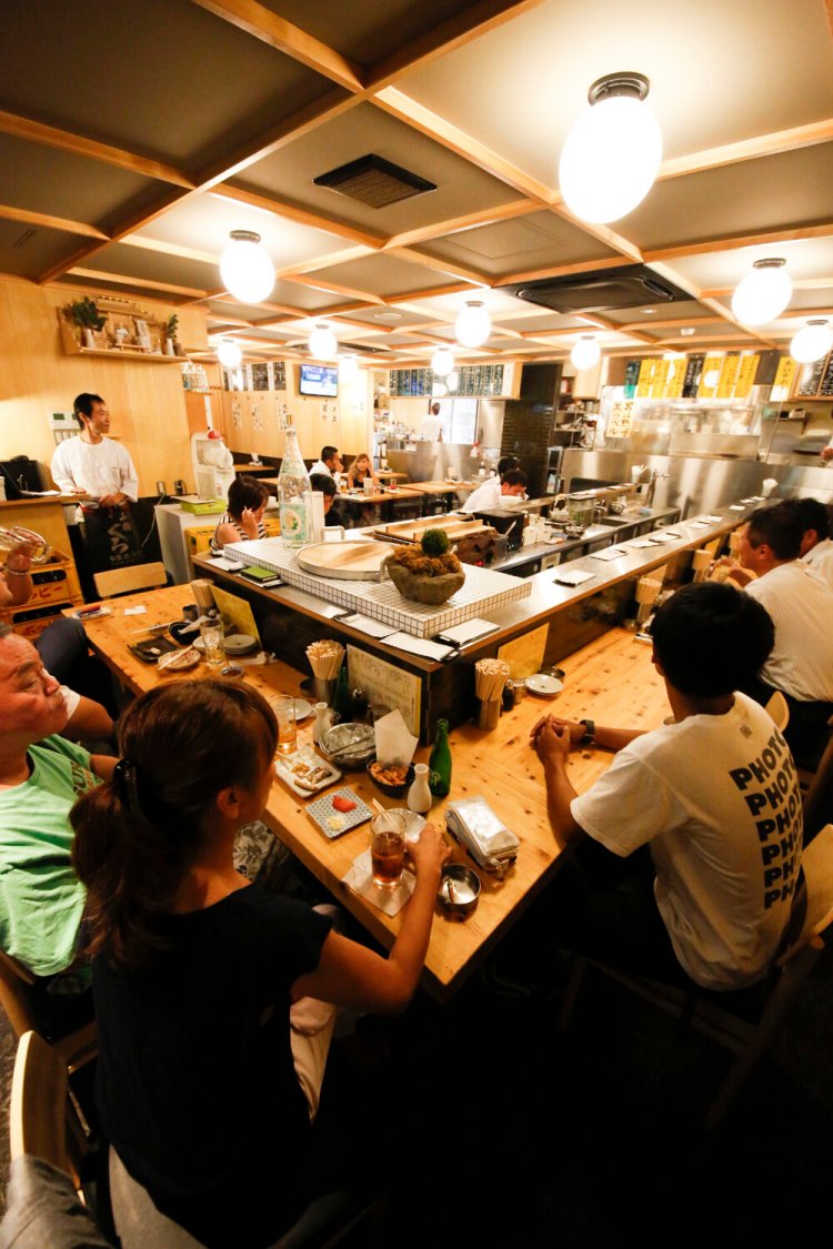 コの字カウンターの他、テーブル席もあり。