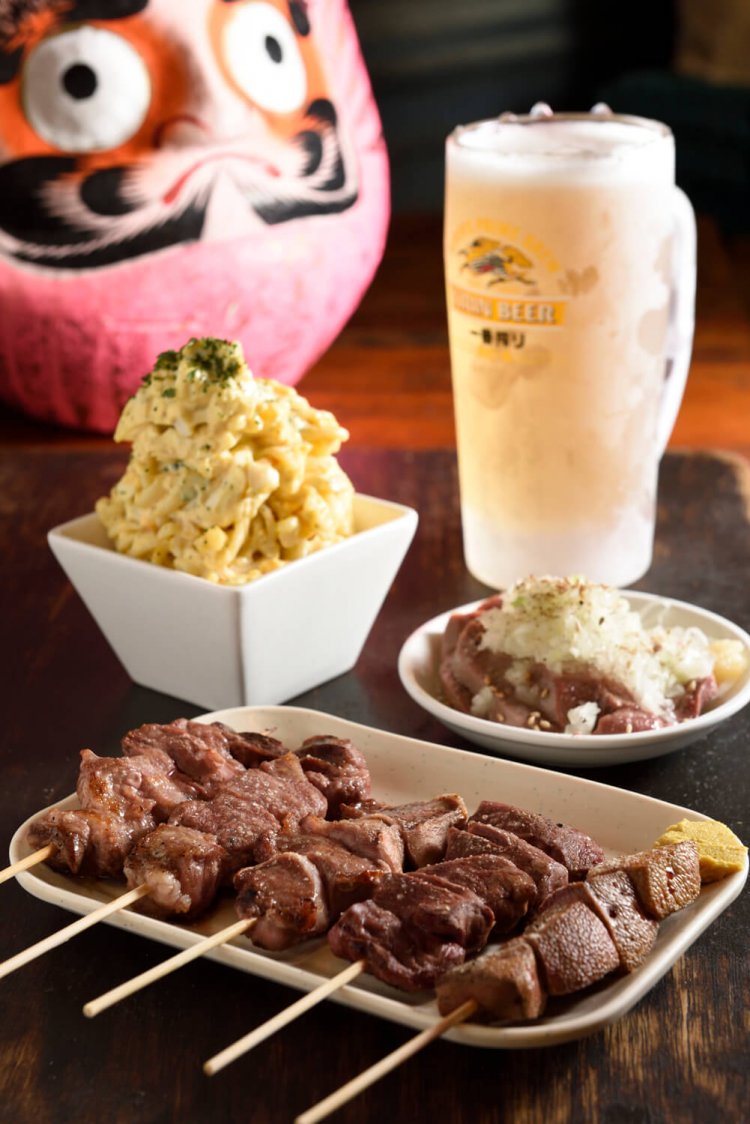 右からレバー、ハツなど各120円、低温調理の豚レバ刺380円、玉子マカロニサラダ330円。