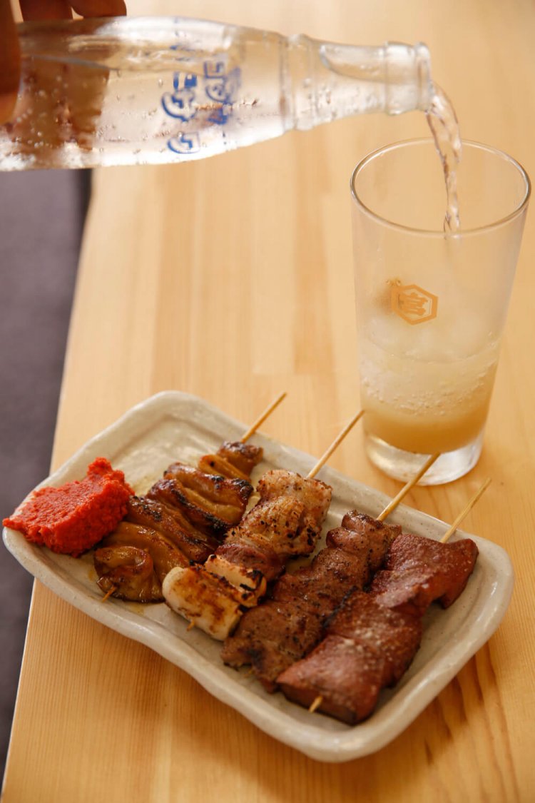 串焼き176円～は焼き上がるごとに供される。自家製のしょうがハイ480円。