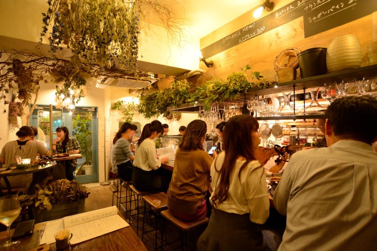 この店で花の魅力に気づく客も。