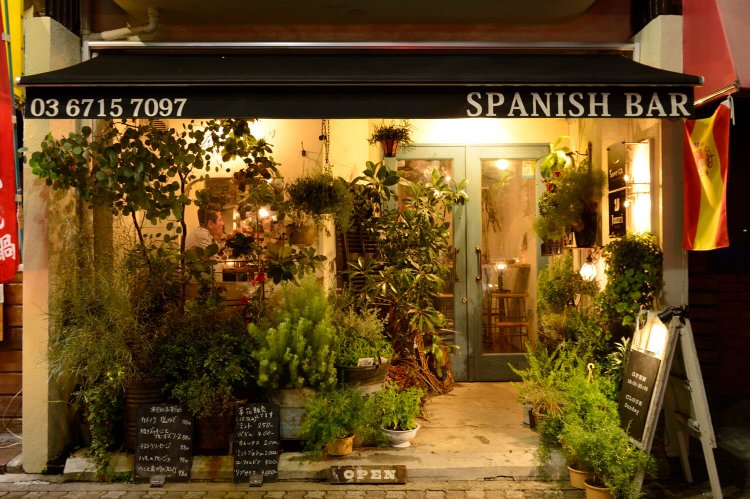 入り口を彩る生花。