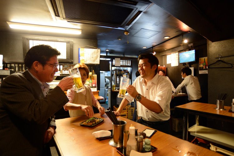 池田さんとお義母さんの野田和子さん（中央）で切り盛り。