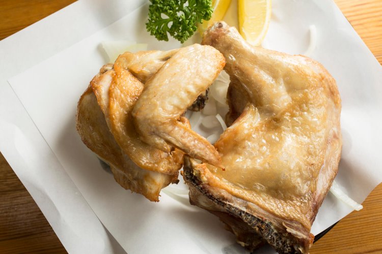 鶏素揚げムネ・モモセット1540円。下のオニオンスライスがいい箸休め。