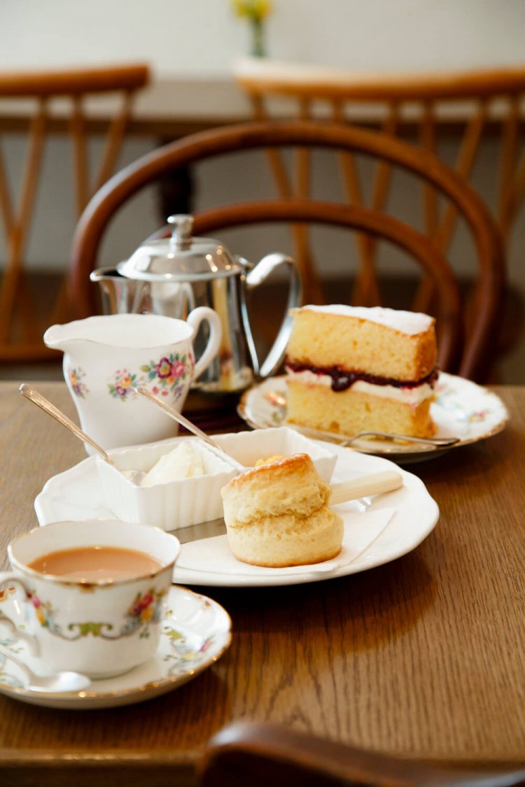 定番のスコーンセット800円、ジャムをサンドしたビクトリアスポンジケーキ450円。