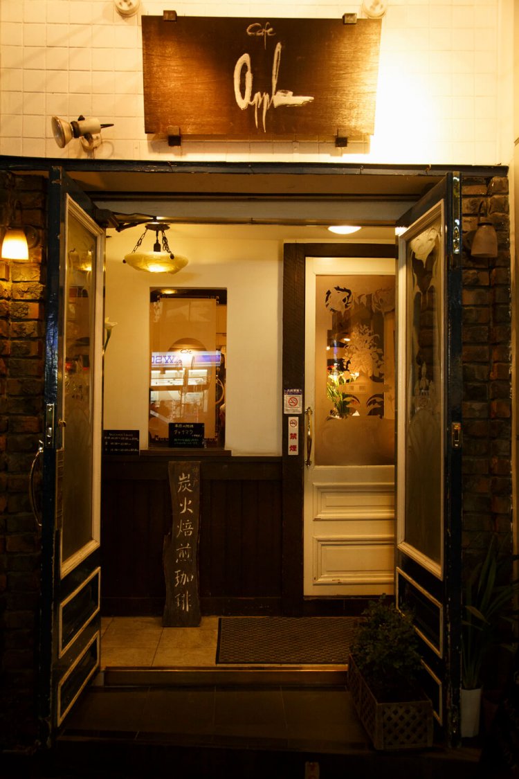 通りの喧噪を遠ざけるしゃ れた二重扉が素敵。