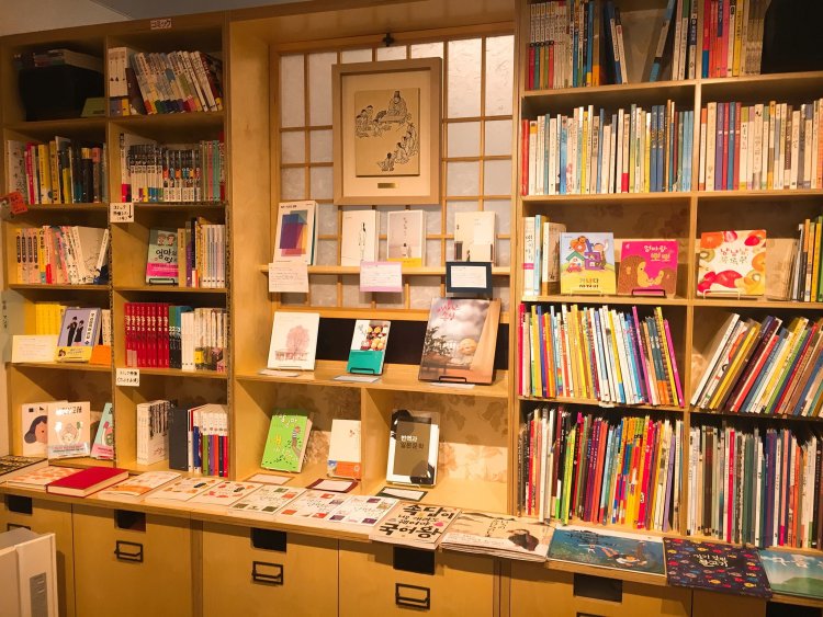 素敵な挿絵の本が多く、絵本好きにもおすすめ。ほぼ全品購入可。