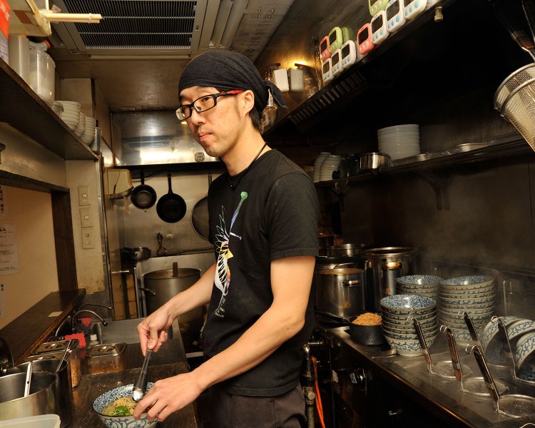 「スープだけでなく、自家製の麺もおすすめです」と店長の栗田俊さん。