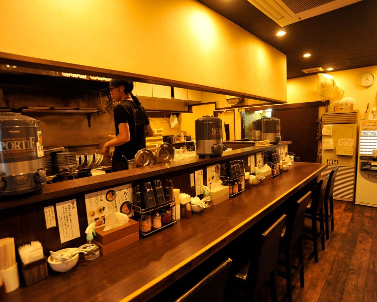 店内はカウンター席のほか、4人席テーブルが2つある。