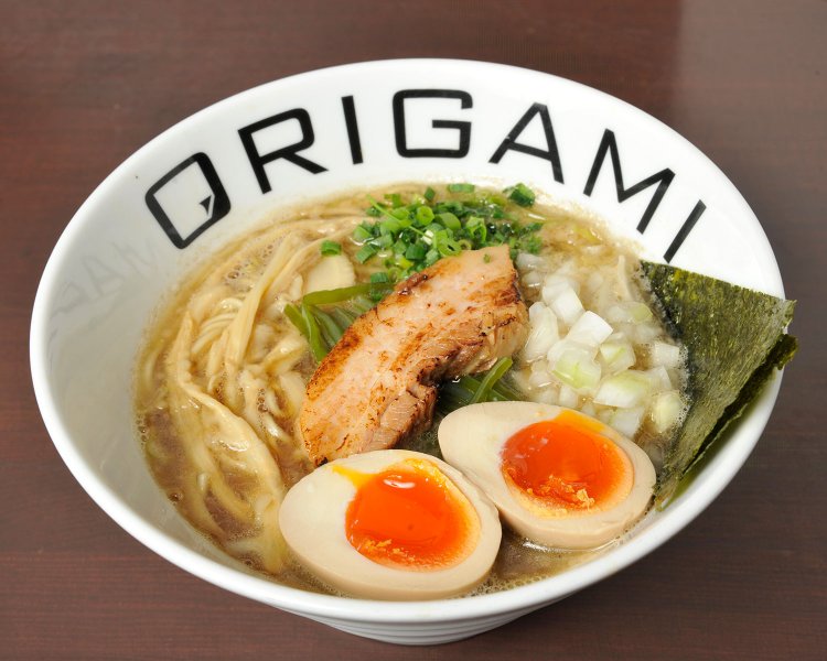 味玉コッテリORIGAMIラーメン900円。