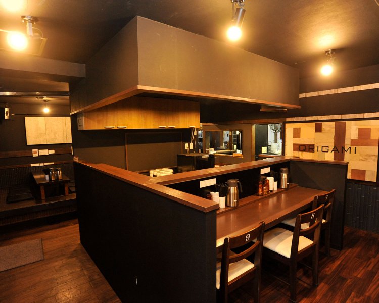 カウンター席が中心で女性一人の利用も多い。