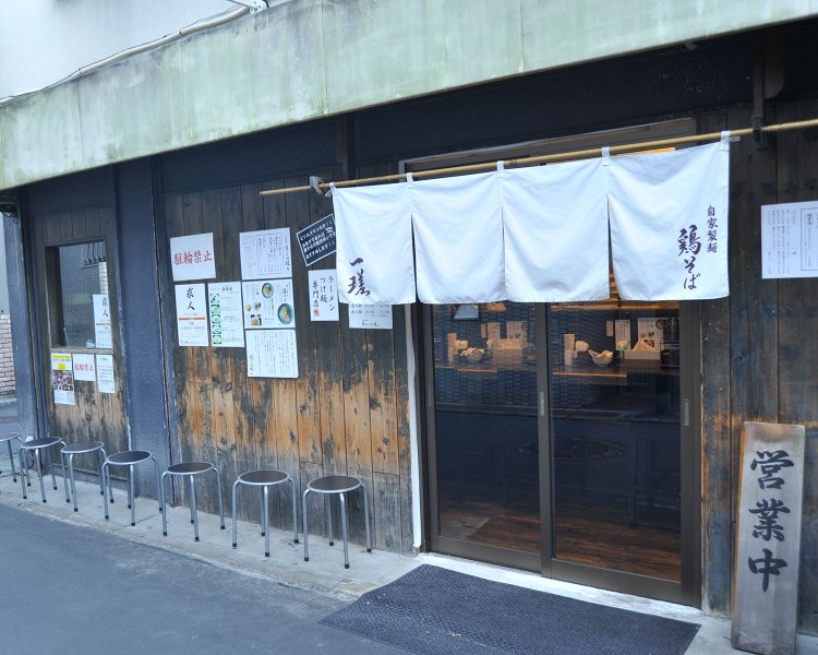 昼時は行列必至の超人気店だ。