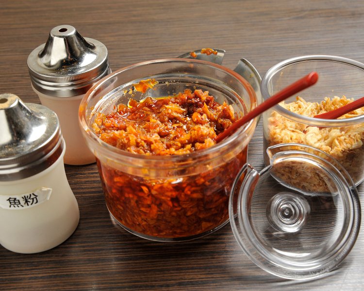 揚げエシャロットや自家製食べるラー油など、好みでラーメンを仕上げよう。