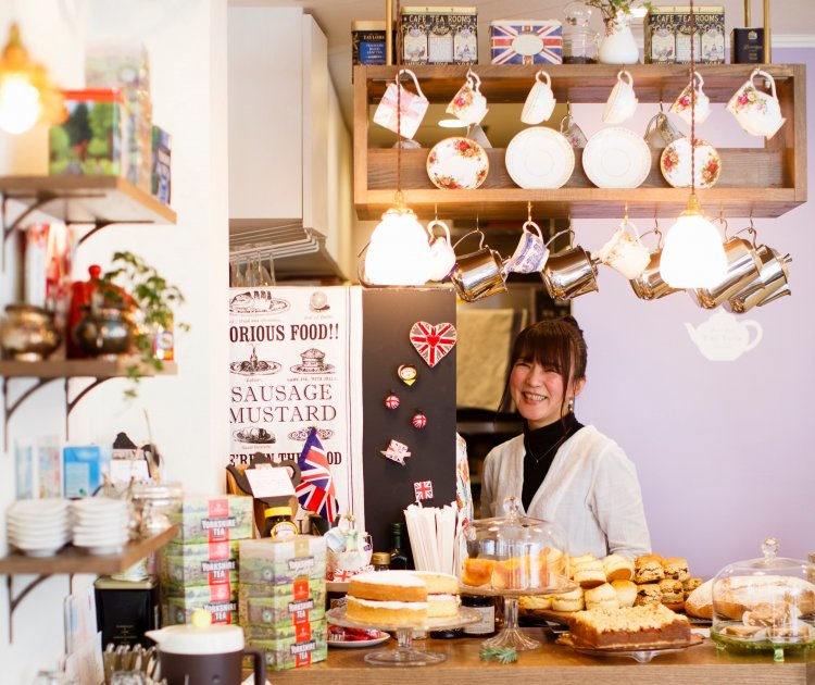 少し古い時代のイギリスの食器や雑貨に囲まれる。