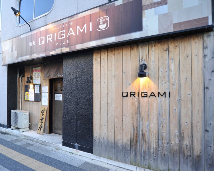 市役所通りに面した人気店。