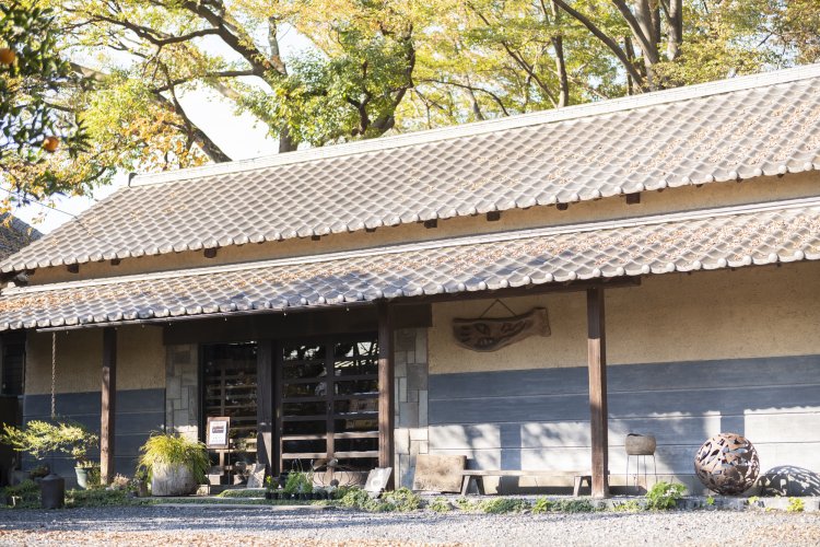 築170年。敷地内に食品店『かぎろひ』、リラクゼーション『アマラ』も立つ。