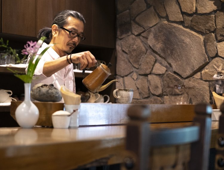 オーナーから店を託された萩原和人さんは満月の夜、パブを催す。