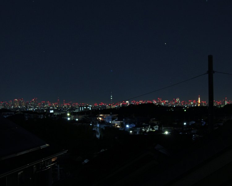 多摩丘陵の上から見た都心方面の夜景。赤色航空障害灯が、怒れる王蟲の大群のよう。