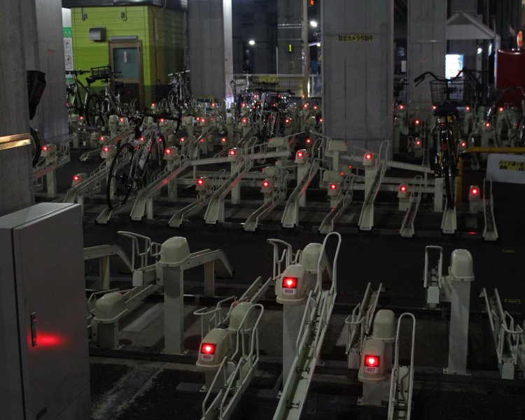 小田急線登戸駅の近くの高架下駐輪場。怒れる王蟲のようにたくさんの赤い目が光る。