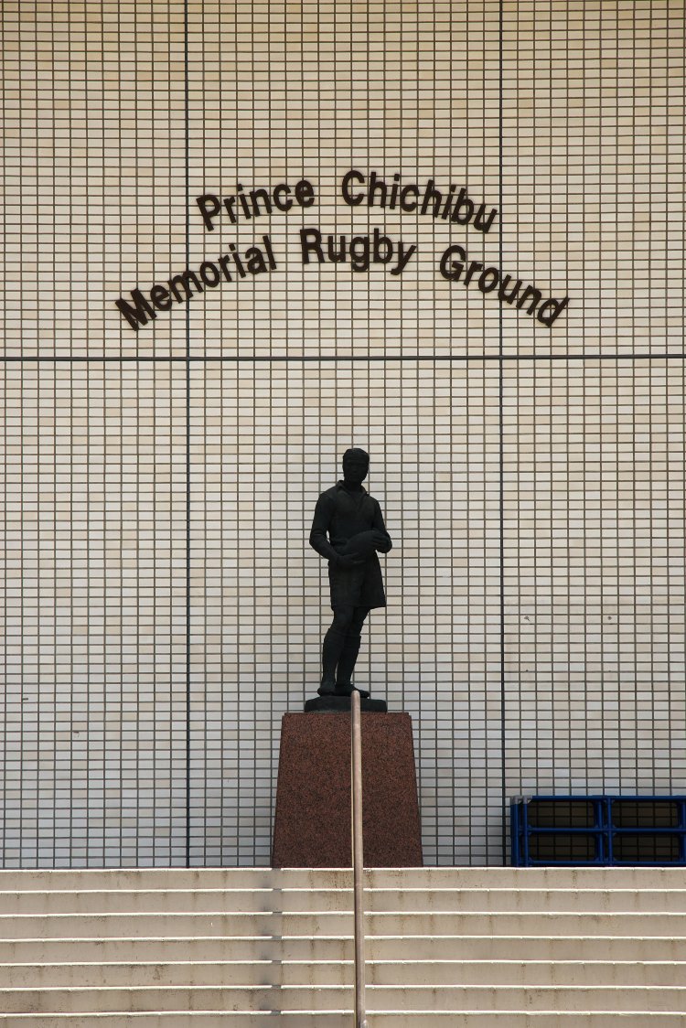 正面観客席入り口の主将像。竣工時国立競技場に寄贈され、オリンピック後はここに設置。